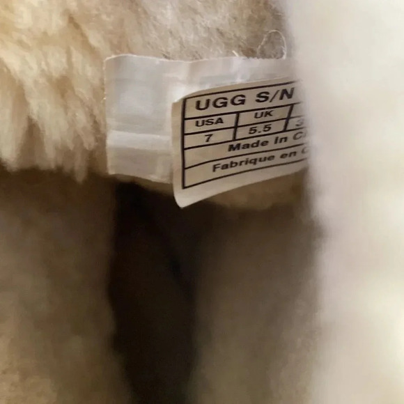 Check out this nice womens UGG winter boots size 7 they change colors - Picture 9 of 10